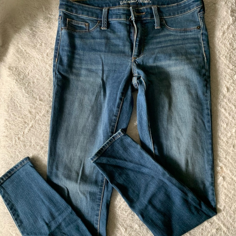 8/29L Universal Threads Skinny Leg Jeans